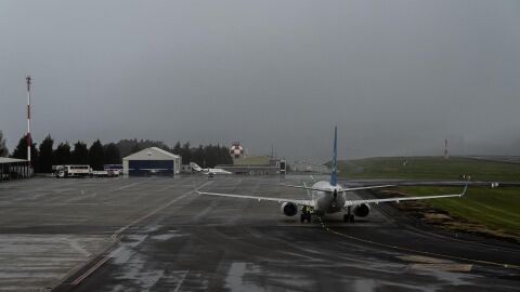  Un avión de la compañía Air Europa, a su llegada al Aeropuerto de Alvedro, a 4 de noviembre de 2023, en A Coruña