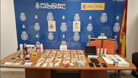 Dinero y material incautado en una operación contra la venta ilegal de pastillas adelgazantes. Dinero y material incautado en una operación contra la venta ilegal de pastillas adelgazantes.