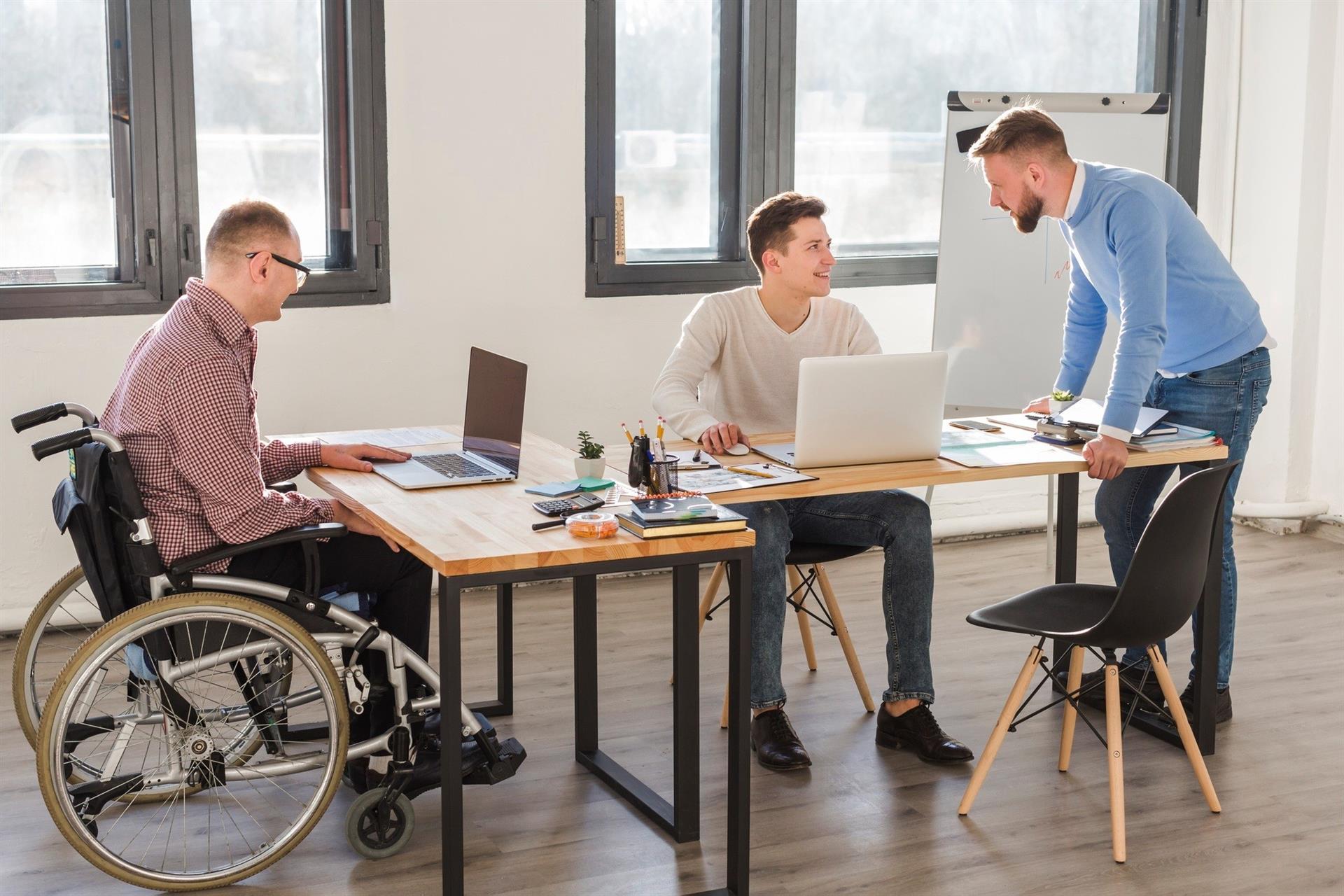La Junta ayudará con hasta 20.000 euros para que las empresas adapten los puestos de trabajo en caso de discapacidad sobrevenida La Junta ayudará con hasta 20.000 euros para que las empresas adapten los puestos de trabajo en caso de discapacidad sobrevenida
