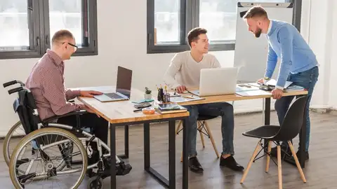 La Junta ayudará con hasta 20.000 euros para que las empresas adapten los puestos de trabajo en caso de discapacidad sobrevenida La Junta ayudará con hasta 20.000 euros para que las empresas adapten los puestos de trabajo en caso de discapacidad sobrevenida