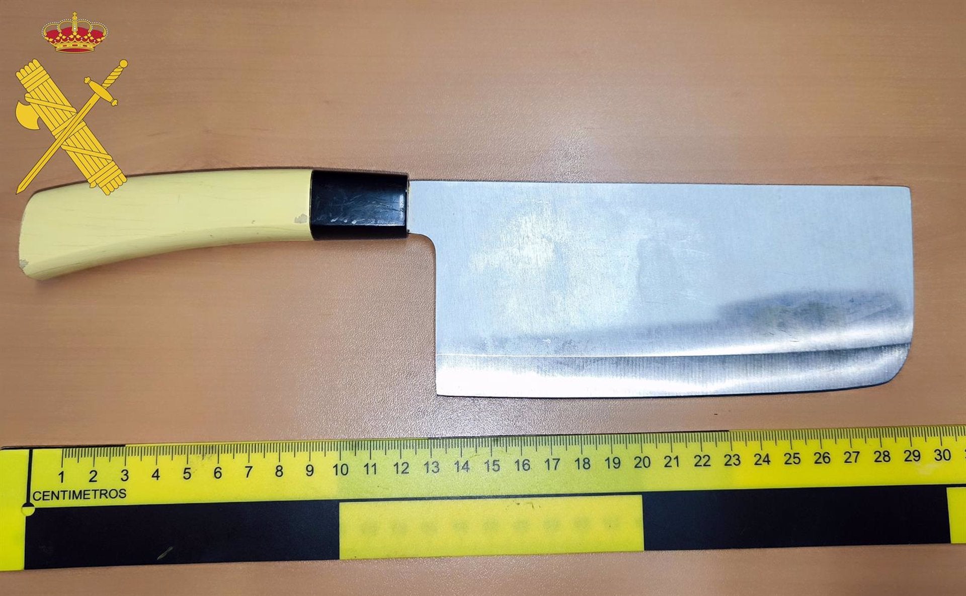 Arrestado un hombre en Dalías por amenazar a los propietarios de un bar con un hacha y dos cuchillos Arrestado un hombre en Dalías por amenazar a los propietarios de un bar con un hacha y dos cuchillos