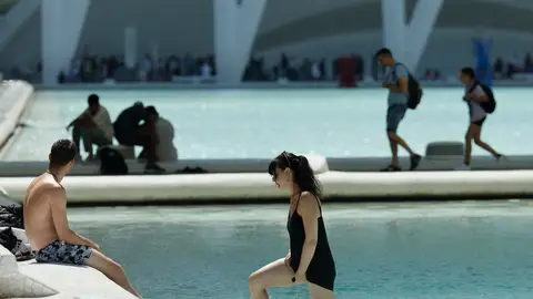 Varias personas se refrescan en las fuentes de la Ciudad de las Artes y las Ciencias de Valencia. Varias personas se refrescan en las fuentes de la Ciudad de las Artes y las Ciencias de Valencia.