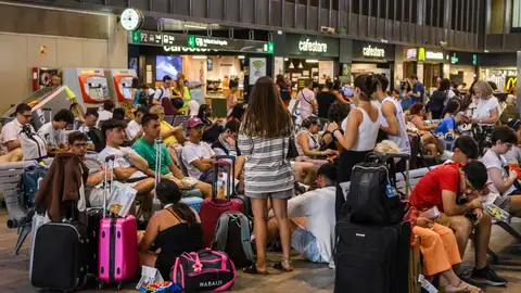 Estación de Santa Justa de Sevilla. Los trenes de alta velocidad AVE entre Madrid y Sevilla con retrasos de hasta tres horas debido a una incidencia en el sistema de electrificación de la vía. Estación de Santa Justa de Sevilla. Los trenes de alta velocidad AVE entre Madrid y Sevilla con retrasos de hasta tres horas debido a una incidencia en el sistema de electrificación de la vía.