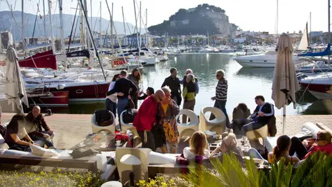 Los turistas y la población local se relajan en bares y restaurantes en Denia, España. Los turistas y la población local se relajan en bares y restaurantes en Denia, España.