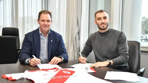 Germán Pezzella, mientras firma el contrato junto al presidente de River Plate, Jorge Brito. Germán Pezzella, mientras firma el contrato junto al presidente de River Plate, Jorge Brito.