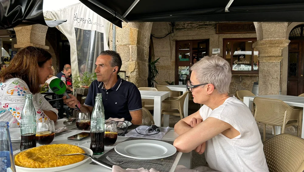 María Barral, alcaldesa de Betanzos, con Alberto Gómez Barros y Susana García Naveira María Barral, alcaldesa de Betanzos, con Alberto Gómez Barros y Susana García Naveira