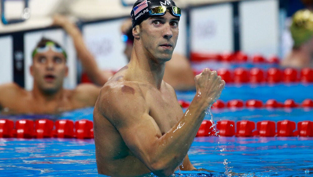 Michael Phelps de Estados Unidos celebra la victoria al ganar la medalla de oro en la Final de 200m Mariposa Masculino el Día 4 de los Juegos Olímpicos de Río 2016 en el Estadio Acuático Olímpico (Foto de Adam Pretty/Getty Images)