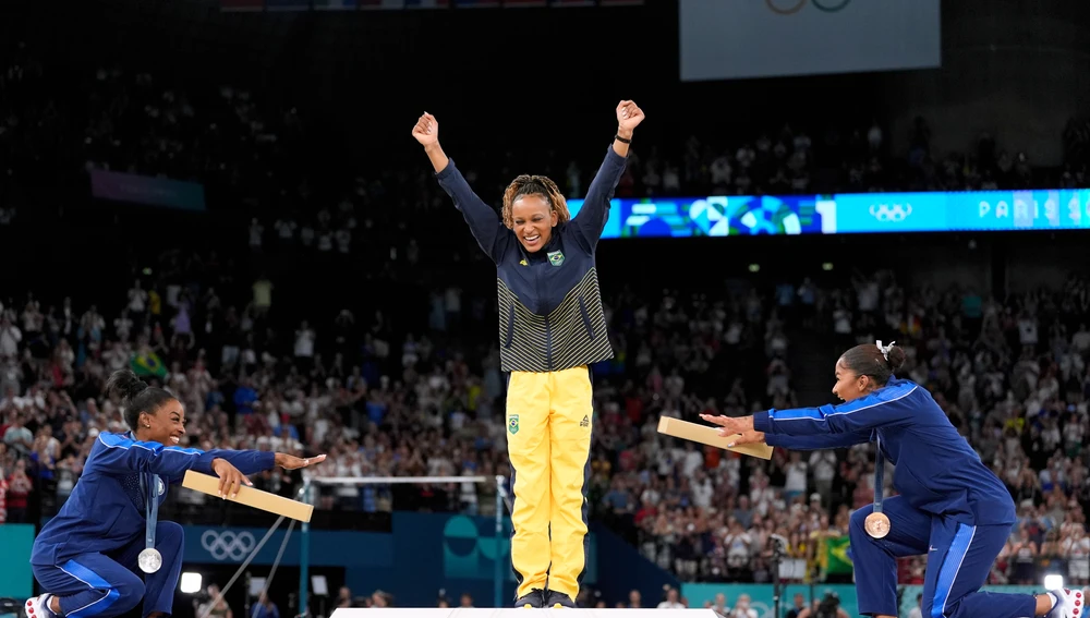 Simone Biles y Jordan Chiles ovacionan a Rebeca Andrade tras lograr la medalla de oro en los Juegos Olímpicos de París Simone Biles y Jordan Chiles ovacionan a Rebeca Andrade tras lograr la medalla de oro en los Juegos Olímpicos de París