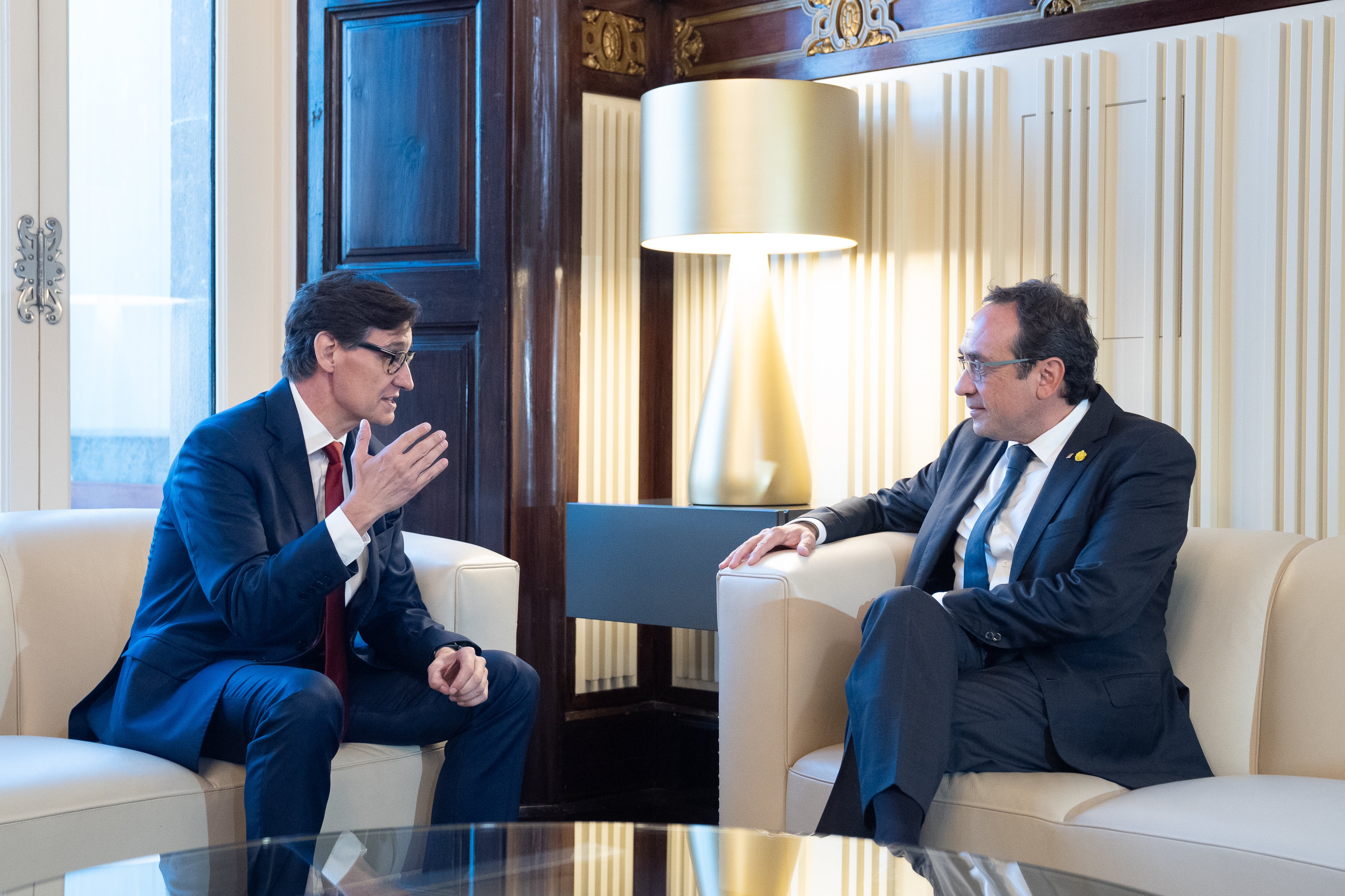 Junts y ERC coinciden en suspender el pleno de investidura de Illa si Puigdemont es detenido Junts y ERC coinciden en suspender el pleno de investidura de Illa si Puigdemont es detenido