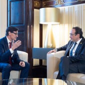 El líder del PSC, Salvador Illa, y el president del Parlament de Catalunya, Josep Rull, este martes durante la ronda de contactos. 