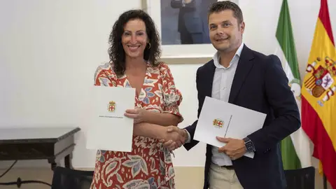 La alcaldesa de Almería, María del Mar Vázquez, y Juan Antonio Manrique, director general de Albaida Infraestructuras La alcaldesa de Almería, María del Mar Vázquez, y Juan Antonio Manrique, director general de Albaida Infraestructuras