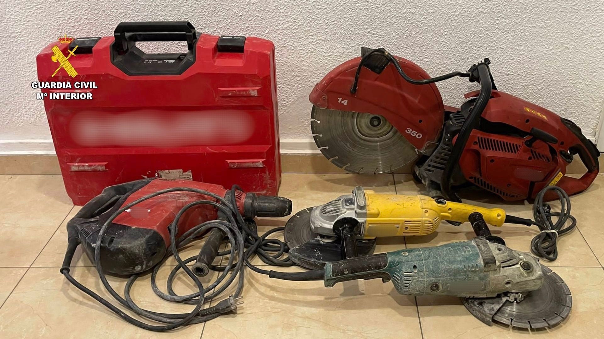 Dos detenidos por robar herramientas valoradas en 5.000 euros en las obras del tren en Navalmoral de la Mata Dos detenidos por robar herramientas valoradas en 5.000 euros en las obras del tren en Navalmoral de la Mata