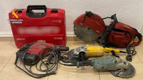 Dos detenidos por robar herramientas valoradas en 5.000 euros en las obras del tren en Navalmoral de la Mata Dos detenidos por robar herramientas valoradas en 5.000 euros en las obras del tren en Navalmoral de la Mata