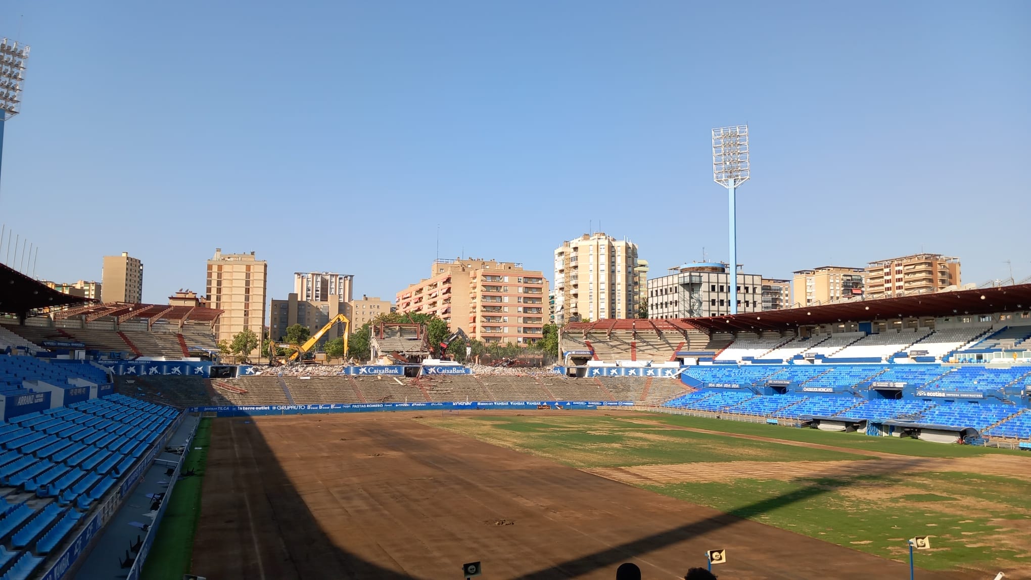 La desaparición de Gol Sur y el inicio de demolición en El Cubo marcan el primer mes de obras en La Romareda La desaparición de Gol Sur y el inicio de demolición en El Cubo marcan el primer mes de obras en La Romareda