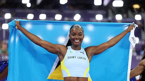 Julien Alfred, del equipo de Santa Lucía, celebra la medalla de oro durante la final femenina de 100 m el octavo día de los Juegos Olímpicos París 2024. Julien Alfred, del equipo de Santa Lucía, celebra la medalla de oro durante la final femenina de 100 m el octavo día de los Juegos Olímpicos París 2024.