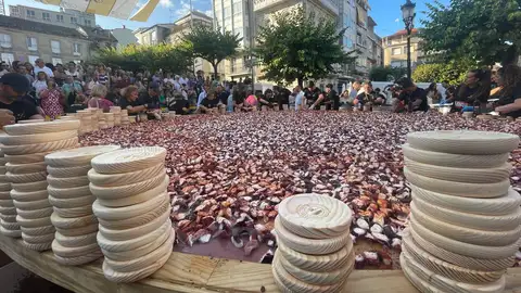 Carballiño acada un novo récord coa tapa de pulpo máis grande do mundo Carballiño acada un novo récord coa tapa de pulpo máis grande do mundo