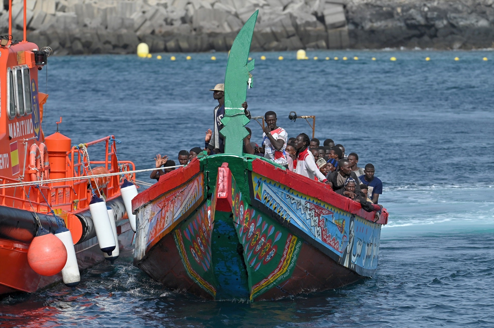 Una embarcación con 76 migrantes llega por sus medios al Muelle de La Restinga en El Hierro Una embarcación con 76 migrantes llega por sus medios al Muelle de La Restinga en El Hierro