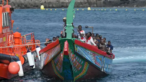 Imagen de archivo. Una patera con 116 migrantes a bordo llegan al puerto de La Restinga tras ser rescatados por Salvamento Marítimo, a 26 de julio de 2024, en El Hierro. Imagen de archivo. Una patera con 116 migrantes a bordo llegan al puerto de La Restinga tras ser rescatados por Salvamento Marítimo, a 26 de julio de 2024, en El Hierro.