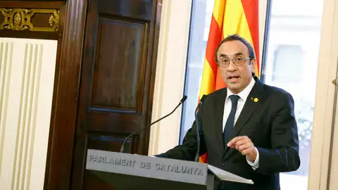 El presidente del Parlament, Josep Rull, comparece ante los medios al término de su ronda de consultas con los líderes parlamentarios, en la que ha constatado que el socialista Salvador Illa dispone de la mayoría suficiente para ser investido presidente de la Generalitat tras los acuerdos alcanzados por el PSC con ERC y Comuns. El presidente del Parlament, Josep Rull, comparece ante los medios al término de su ronda de consultas con los líderes parlamentarios, en la que ha constatado que el socialista Salvador Illa dispone de la mayoría suficiente para ser investido presidente de la Generalitat tras los acuerdos alcanzados por el PSC con ERC y Comuns.