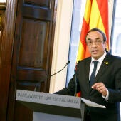 El presidente del Parlament, Josep Rull, comparece ante los medios al término de su ronda de consultas con los líderes parlamentarios, en la que ha constatado que el socialista Salvador Illa dispone de la mayoría suficiente para ser investido presidente de la Generalitat tras los acuerdos alcanzados por el PSC con ERC y Comuns.