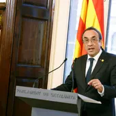 El presidente del Parlament, Josep Rull, comparece ante los medios al término de su ronda de consultas con los líderes parlamentarios, en la que ha constatado que el socialista Salvador Illa dispone de la mayoría suficiente para ser investido presidente de la Generalitat tras los acuerdos alcanzados por el PSC con ERC y Comuns. El presidente del Parlament, Josep Rull, comparece ante los medios al término de su ronda de consultas con los líderes parlamentarios, en la que ha constatado que el socialista Salvador Illa dispone de la mayoría suficiente para ser investido presidente de la Generalitat tras los acuerdos alcanzados por el PSC con ERC y Comuns.