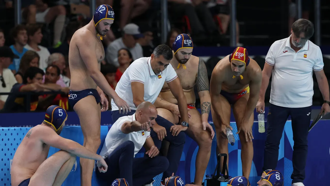 El seleccionador español de waterpolo Dani Martín (3i) da instrucciones a sus jugadores durante el partido de cuartos de final entre Croacia y España celebrado en el marco de los Juegos Olímpicos París 2024 en Nanterre, Francia.