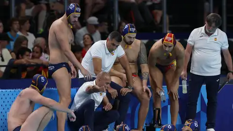 El seleccionador español de waterpolo Dani Martín (3i) da instrucciones a sus jugadores durante el partido de cuartos de final entre Croacia y España celebrado en el marco de los Juegos Olímpicos París 2024 en Nanterre, Francia. El seleccionador español de waterpolo Dani Martín (3i) da instrucciones a sus jugadores durante el partido de cuartos de final entre Croacia y España celebrado en el marco de los Juegos Olímpicos París 2024 en Nanterre, Francia.