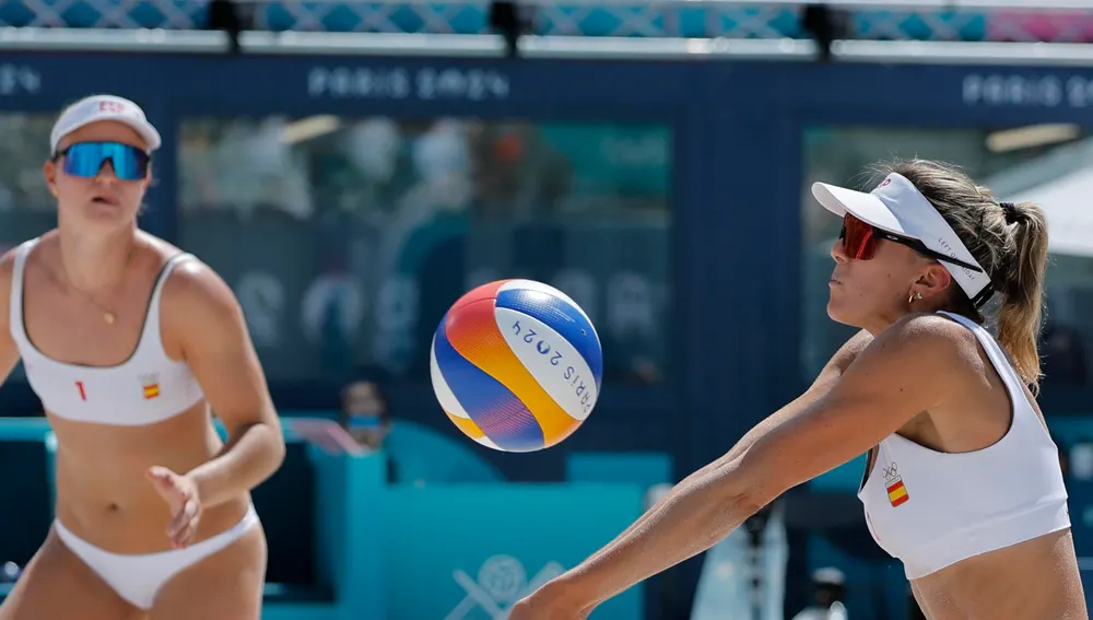 Daniela Álvarez (i) y Tania Moreno (d) durante el partido de octavos de final de voley playa femenino Daniela Álvarez (i) y Tania Moreno (d) durante el partido de octavos de final de voley playa femenino