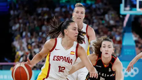 La jugadora española Maite Cazorla (i) con el balón ante la jugadora de Bélgica Laure Resimont durante el partido de cuartos de final de baloncesto femenino. La jugadora española Maite Cazorla (i) con el balón ante la jugadora de Bélgica Laure Resimont durante el partido de cuartos de final de baloncesto femenino.