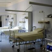 Camas de hospital blancas