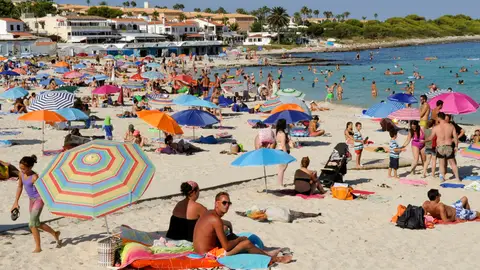 Turistas disfrutando de la playa de Punta Prima, Sant Lluís. Turistas disfrutando de la playa de Punta Prima, Sant Lluís.