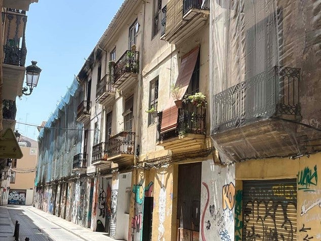 Amics del Carme de València denuncia "acoso inmobiliario" en las calles que perimetran la manzana Gutenberg Amics del Carme de València denuncia "acoso inmobiliario" en las calles que perimetran la manzana Gutenberg