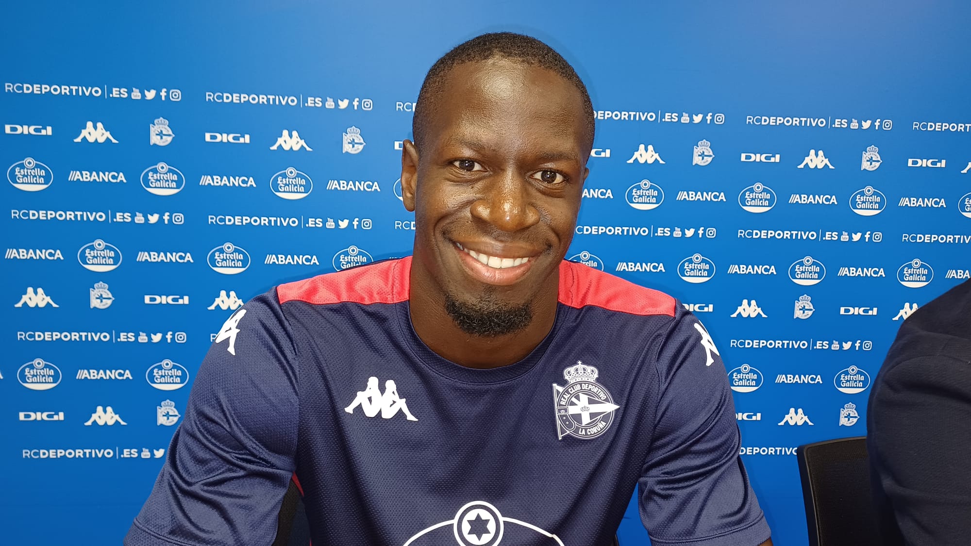 Mfulu, presentado en Abegondo como nuevo jugador del Deportivo Mfulu, presentado en Abegondo como nuevo jugador del Deportivo