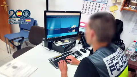 Un agente de la Policía Nacional. Un agente de la Policía Nacional.