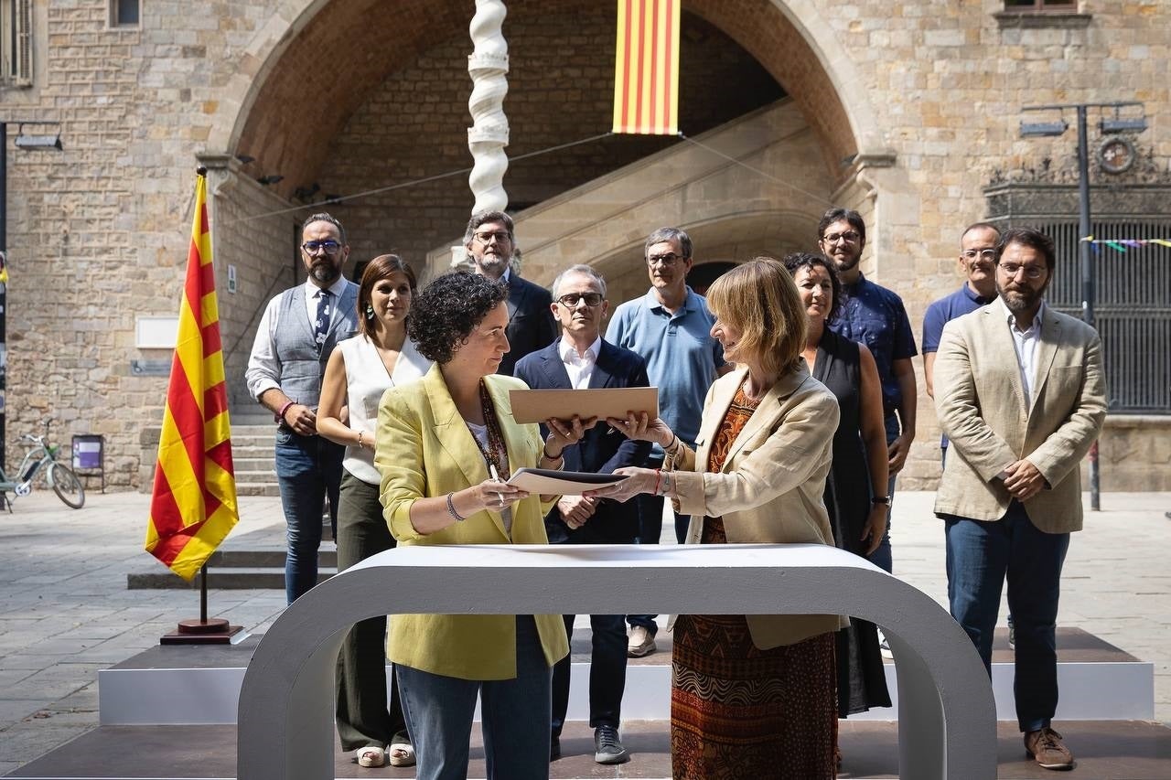 PSC y ERC firman el acuerdo para la investidura de Salvador Illa PSC y ERC firman el acuerdo para la investidura de Salvador Illa