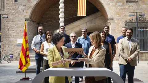 La secretaria general de ERC, Marta Rovira, y la viceprimera secretaria del PSC, Lluïsa Moret, firman el acuerdo de investidura de Illa. La secretaria general de ERC, Marta Rovira, y la viceprimera secretaria del PSC, Lluïsa Moret, firman el acuerdo de investidura de Illa.