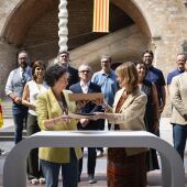 La secretaria general de ERC, Marta Rovira, y la viceprimera secretaria del PSC, Lluïsa Moret, firman el acuerdo de investidura de Illa.