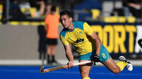 Imagen de archivo. Tom Craig de Australia corre el balón durante el partido de la Copa Oceanía 2019 entre los Kookaburras australianos y los Blacksticks de Nueva Zelanda en Birdwood Park. Imagen de archivo. Tom Craig de Australia corre el balón durante el partido de la Copa Oceanía 2019 entre los Kookaburras australianos y los Blacksticks de Nueva Zelanda en Birdwood Park.