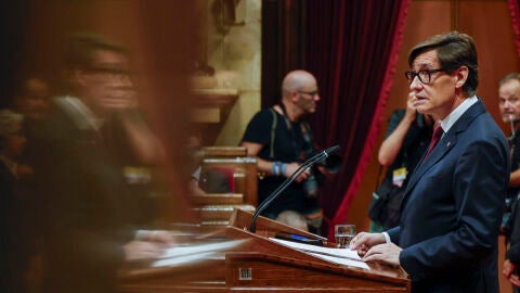  El candidato a la Presidencia de la Generalitat , Salvador Illa, interviene este jueves en el Parlament