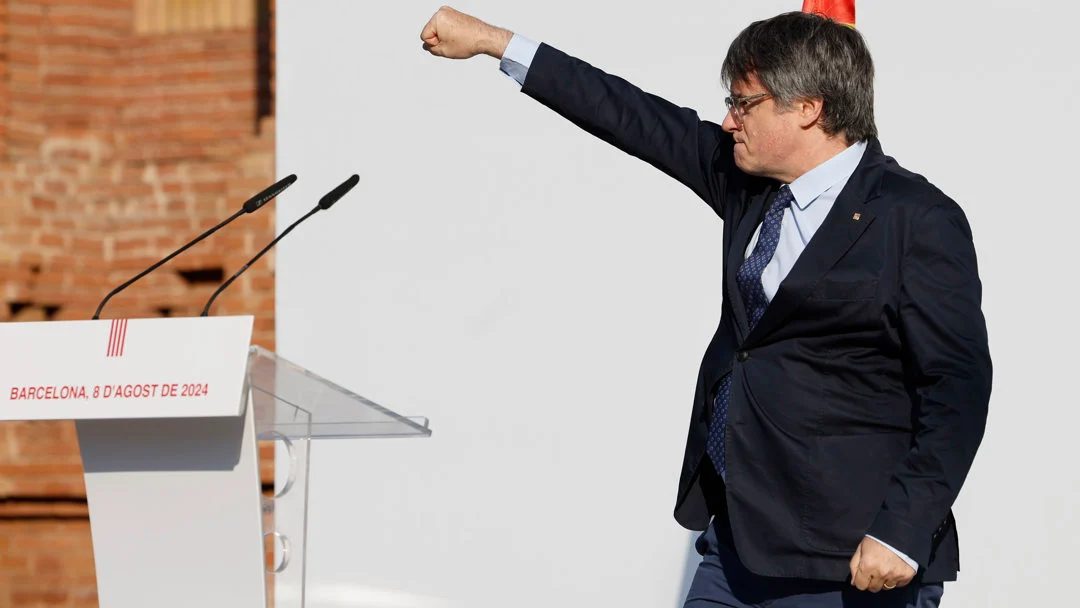 El expresidente catal&aacute;n Carles Puigdemont interviene en el acto de bienvenida en su llegada a Espa&ntilde;a