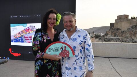 La alcaldesa de Almer&iacute;a, Mar&iacute;a del Mar V&aacute;zquez, y el concejal de Cultura, Diego Cruz, con el abanico solidario de la Feria de Almer&iacute;a 2024