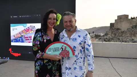 La alcaldesa de Almería, María del Mar Vázquez, y el concejal de Cultura, Diego Cruz, con el abanico solidario de la Feria de Almería 2024 La alcaldesa de Almería, María del Mar Vázquez, y el concejal de Cultura, Diego Cruz, con el abanico solidario de la Feria de Almería 2024