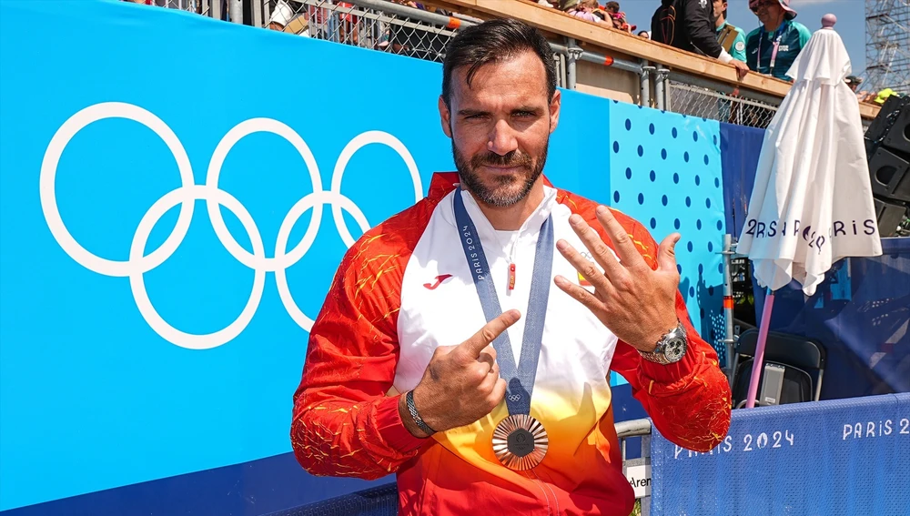Saúl Craviotto posa con su último bronce en París 2024. Saúl Craviotto posa con su último bronce en París 2024.
