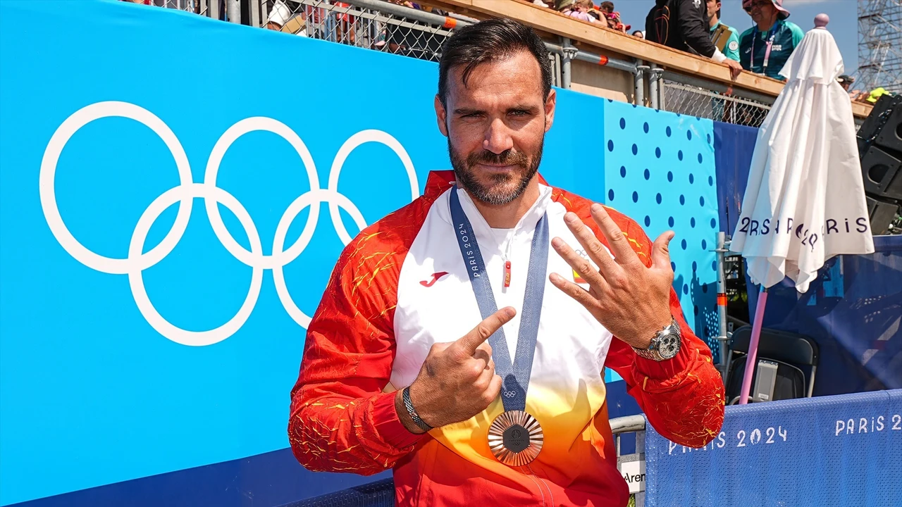 Saúl Craviotto posa con su último bronce en París 2024.
