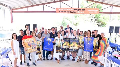 Autoridades, pregonera y representantes de los entes festeros en la tradicional comida de la Asociaci&oacute;n de Amigos del Arroz con costra