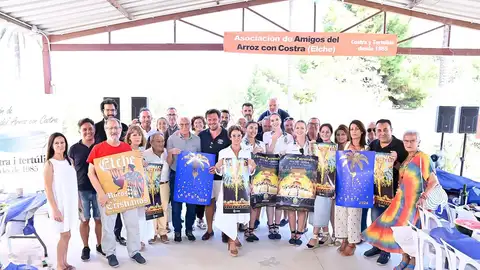 Autoridades, pregonera y representantes de los entes festeros en la tradicional comida de la Asociación de Amigos del Arroz con costra Autoridades, pregonera y representantes de los entes festeros en la tradicional comida de la Asociación de Amigos del Arroz con costra
