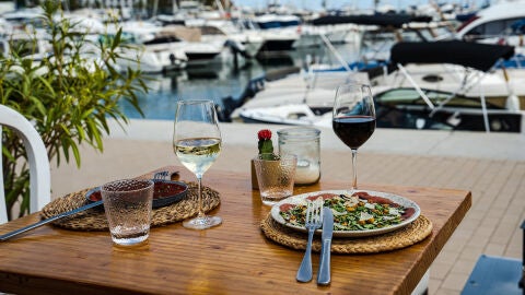 En el puerto deportivo de Santa Eul&agrave;ria des Riu encontramos el restaurante Lagom Ibiza