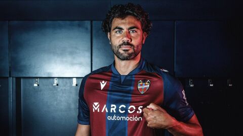 Vicente Iborra en sus primeras im&aacute;genes como jugador del Levante UD para la temporada 24-25