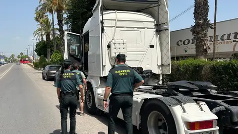 La Guardia Civil supervisa uno de los remolques sustraídos La Guardia Civil supervisa uno de los remolques sustraídos