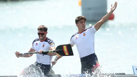 Joan Antoni Moreno y Diego Domínguez celebran el bronce en una tremenda final de la prueba de C2 500 de piragüismo Joan Antoni Moreno y Diego Domínguez celebran el bronce en una tremenda final de la prueba de C2 500 de piragüismo